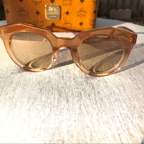 🆕MCM Oversized Square sunglasses Peach/Rose - Picture 4 of 5